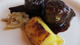 Recepta de cuina de Cua de bou desossada al vi negre