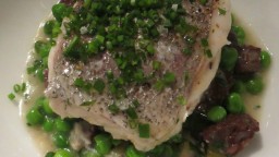 Recepta de cuina de Llom de lluç al forn amb pèsols i botifarra negra