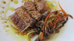 Recepta de cuina de Tataki de tonyina amb juliana de verdures i sésam