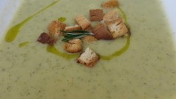 Recepta de cuina de Crema de carbassó amb bocinets de pa i romaní