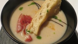 Recepta de cuina de Crema d’all i farigola, torrada, pernil i rovell d'ou