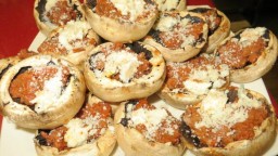Recepta de cuina de Xampinyons al forn amb salsa ragú, formatge gorgonzola i parmesà
