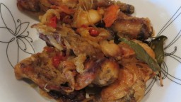 Recepta de cuina de Conill guisat amb sofregit de ceba, tomàquet i all