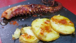 Recepta de cuina de Pop a la planxa amb patates a rodanxes