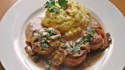 Recepta de cuina de Medallons amb Salsa de Fongs i Nata i Puré de Patata amb Bolets