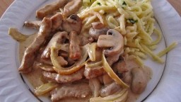 Recepta de cuina de Tires de Carn de Porc amb salsa de Nata, Bolets i Fideus