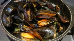 Recepta de cuina de Musclos al vapor fets en forn de brasa