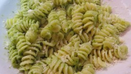 Recepta de cuina de Fusilli amb pesto i formatge parmesà ratllat