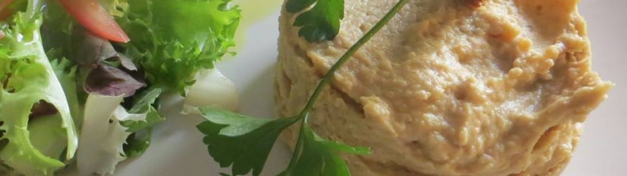 Hummus de cigrons amb torrades i enciam
