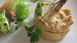 Recepta de cuina de Hummus de cigrons amb torrades i enciam