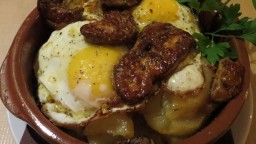 Recepta de cuina de Ous ferrats ecològics amb  foie fresc i a sota patates a rodanxes