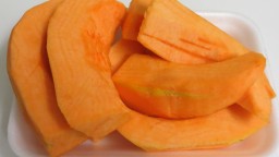 Recepta de cuina de Carbassa al microones amb pebre, orenga i oli d’oliva verge extra