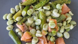 Recepta de cuina de Amanida de favetes , espàrrecs verds i salmó fumat