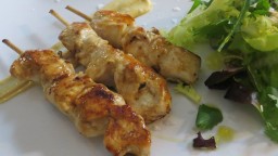 Recepta de cuina de Broquetes de pollastre amb mostassa i enciam