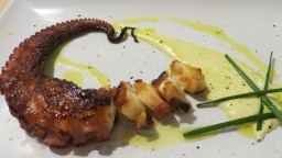 Recepta de cuina de Tentacle de pop a la planxa amb all i oli de mango