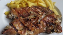 Recepta de cuina de Peu de porc a la planxa  amb patates fregides