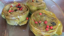 Recepta de cuina de Carxofes confitades amb granets de pebre vermell i negre