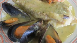 Recepta de cuina de Cueta de rap amb salsa verda, musclos i gamba vermella