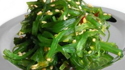 Recepta de cuina de Crema freda de remolatxa amb calamarcets amanits amb algues japoneses