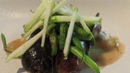 Recepta de cuina de Duet de botifarres a la flama, poma i mongeta tendra