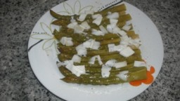 Recepta de cuina de Esparrecs verds amb formatge de cabra