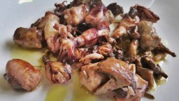 Recepta de cuina de Saltat de xipirons, cama-secs i rossinyols amb salsitxes