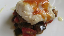 Recepta de cuina de Lluç a la planxa amb samfaina, cama-secs i romesco