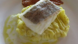 Recepta de cuina de Morro de bacallà al vapor amb patates i romesco