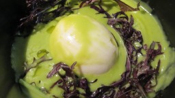 Recepta de cuina de Ou mollet ( passat per aigua ) amb crema de pèsols i fulles de mostassa