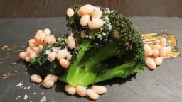 Recepta de cuina de Bròquil a la flama amb fesols de Santa Pau i romesco