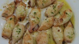 Recepta de cuina de Calamarcets frescos a la planxa amb emulsió d'all i julivert