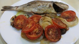 Recepta de cuina de Orada al forn amb tomàquet i ceba