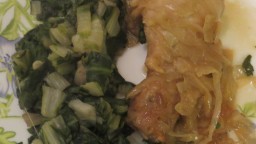 Recepta de cuina de Cuixetes de pollastre amb bledes i ceba caramel·litzada