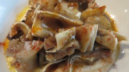 Recepta de cuina de Orella de porc a la flama amb cremós de celerí