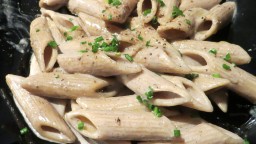 Recepta de cuina de Macarrons integrals amb salsa de bolets