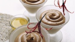 Recepta de cuina de Mousse de Xocolata amb Xili i Salsa de Taronja