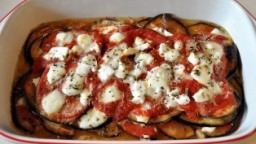 Recepta de cuina de Albergínia amb tomàquet i mozzarella