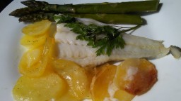 Recepta de cuina de Bacallà al forn amb patates a lo pobre i pebrots del piquillo