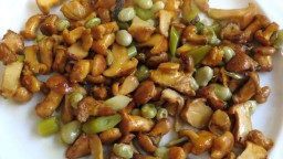 Recepta de cuina de Rossinyols saltats amb favetes i alls tendres