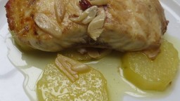 Recepta de cuina de Llobarro al forn amb allets, bitxo i patates