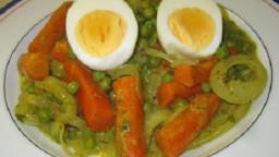 Recepta de cuina de Ous amb salsa de curri i verdures fresques