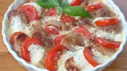 Recepta de cuina de Tomàquets i mozzarella gratinats amb medallons de llom de porc