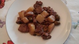 Recepta de cuina de Estofat de vedella amb patates i olives trencades