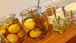 Recepta de cuina de Ous en escabetx amb salsa d'espinacs i patates neu