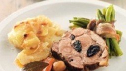 Recepta de cuina de Coll de porc rostit amb prunes seques a l’estil del Cantó d'Argovia