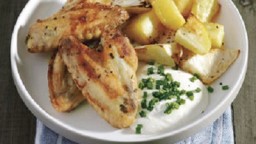 Recepta de cuina de Aletes de pollastre amb patates i api