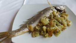 Recepta de cuina de Corball de roca al forn amb patates