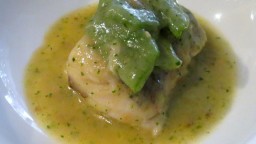 Recepta de cuina de Lluç amb sopa d’espàrrecs blancs i mongeta verda
