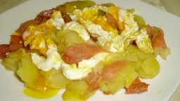 Patates amb pernil, ous trencats i oli de tòfona blanca