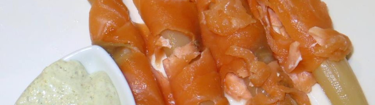 Espàrrecs amb salmó i salsa tàrtara